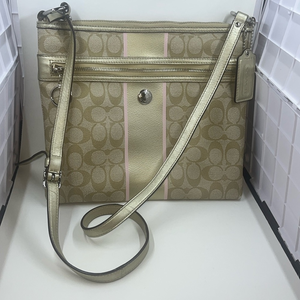 BNWOT Beautiful Crossbody Coach
